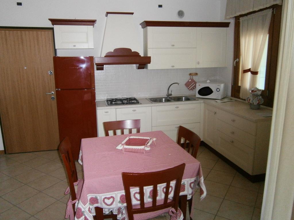 Residence Roberta Con Piscina - Agenzia Cocal Caorle Zimmer foto