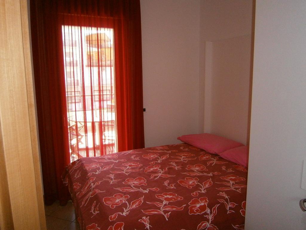 Residence Roberta Con Piscina - Agenzia Cocal Caorle Zimmer foto
